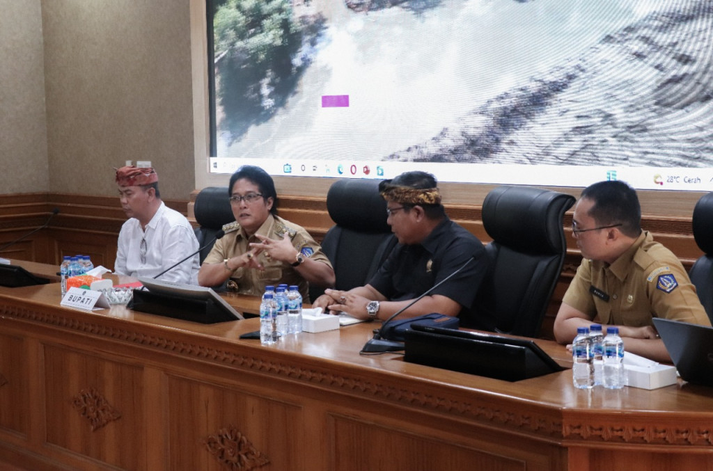 Bupati Giri Prasta Terima Audiensi Tokoh Masyarakat Banjar Tegal Gundul Desa Adat Canggu